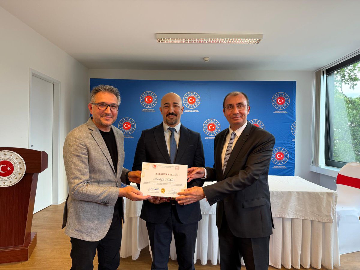 Berlin Eğitim Ataşeliği (@mebberlinea) on Twitter photo Ataşeliğimizde görev süresi dolan öğretmenlerimiz Bahrinur Polat ve Mustafa Kaplan için bir veda programı düzenlendi.
Özverili çalışmaları için kendilerine teşekkür eder yeni, görevlerinde başarılar dileriz.
<a href="/ProfDrMetinAksy/">Metin Aksoy</a>
<a href="/tcmeb/">Millî Eğitim Bakanlığı</a>
<a href="/mebabdigm/">T.C. MEB AB ve Dış İlişkiler Genel Müdürlüğü</a>
<a href="/mebyyegm/">Yükseköğretim ve Yurt Dışı Eğitim Genel Müdürlüğü</a> Ataşeliğimizde görev süresi dolan öğretmenlerimiz Bahrinur Polat ve Mustafa Kaplan için bir veda programı düzenlendi.
Özverili çalışmaları için kendilerine teşekkür eder yeni, görevlerinde başarılar dileriz.
<a href="/ProfDrMetinAksy/">Metin Aksoy</a>
<a href="/tcmeb/">Millî Eğitim Bakanlığı</a>
<a href="/mebabdigm/">T.C. MEB AB ve Dış İlişkiler Genel Müdürlüğü</a>
<a href="/mebyyegm/">Yükseköğretim ve Yurt Dışı Eğitim Genel Müdürlüğü</a>