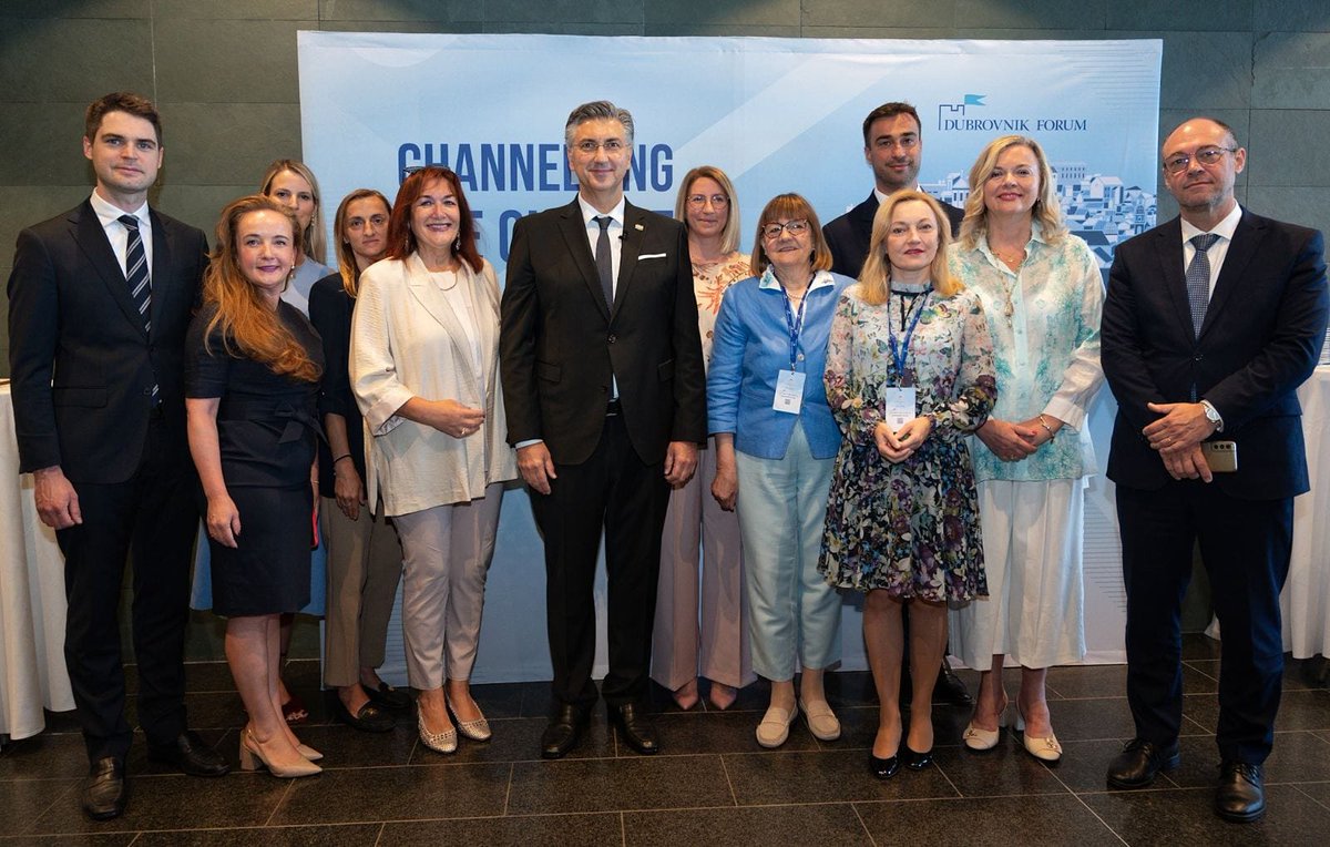 marijana_petir's tweet image. Ovogodišnji Dubrovnik forum u fokus je stavio mir u Ukrajini i obrambenu politiku EU, a radni dan smo započeli susretom sa premijerom Plenkovićem koji je sudjelovao na panelu lidera.. Damir Galić / Vlada RH