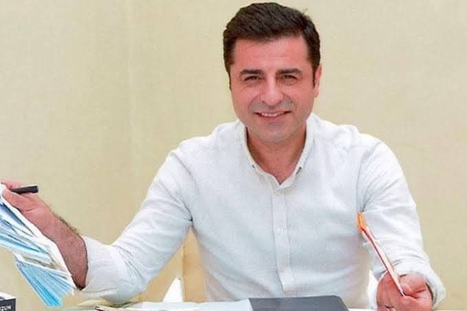 BU ADAM, HİÇ BİRİNİZ KADAR GÜNAHKÂR DEĞİL. DERHAL BIRAKIN..!