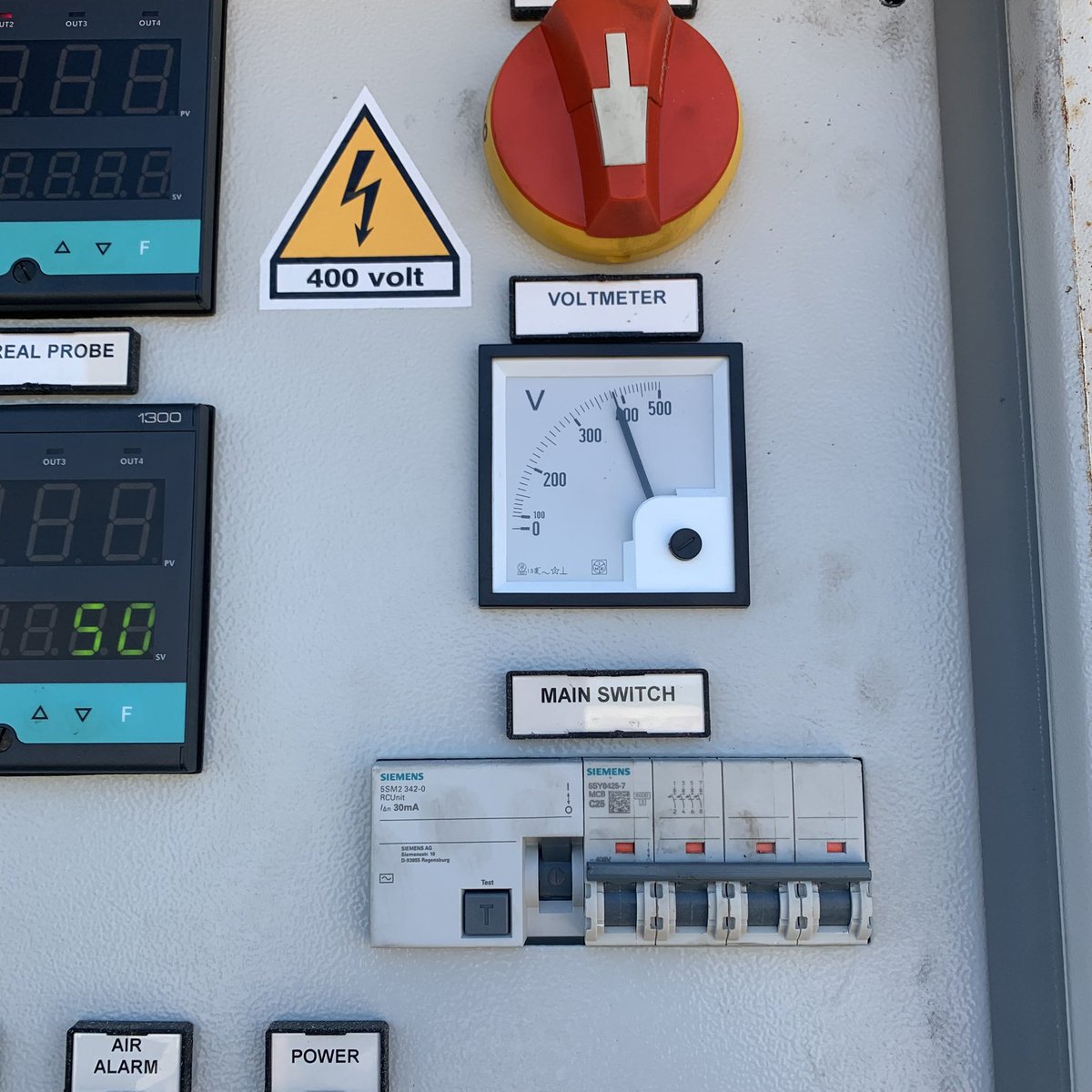 It’s not been all new shinny Mecmar  driers for me this week.
This 1990s Mecmar needed a little bit of attention after a mouse 🐁 founds its way into the electric generator !!!!