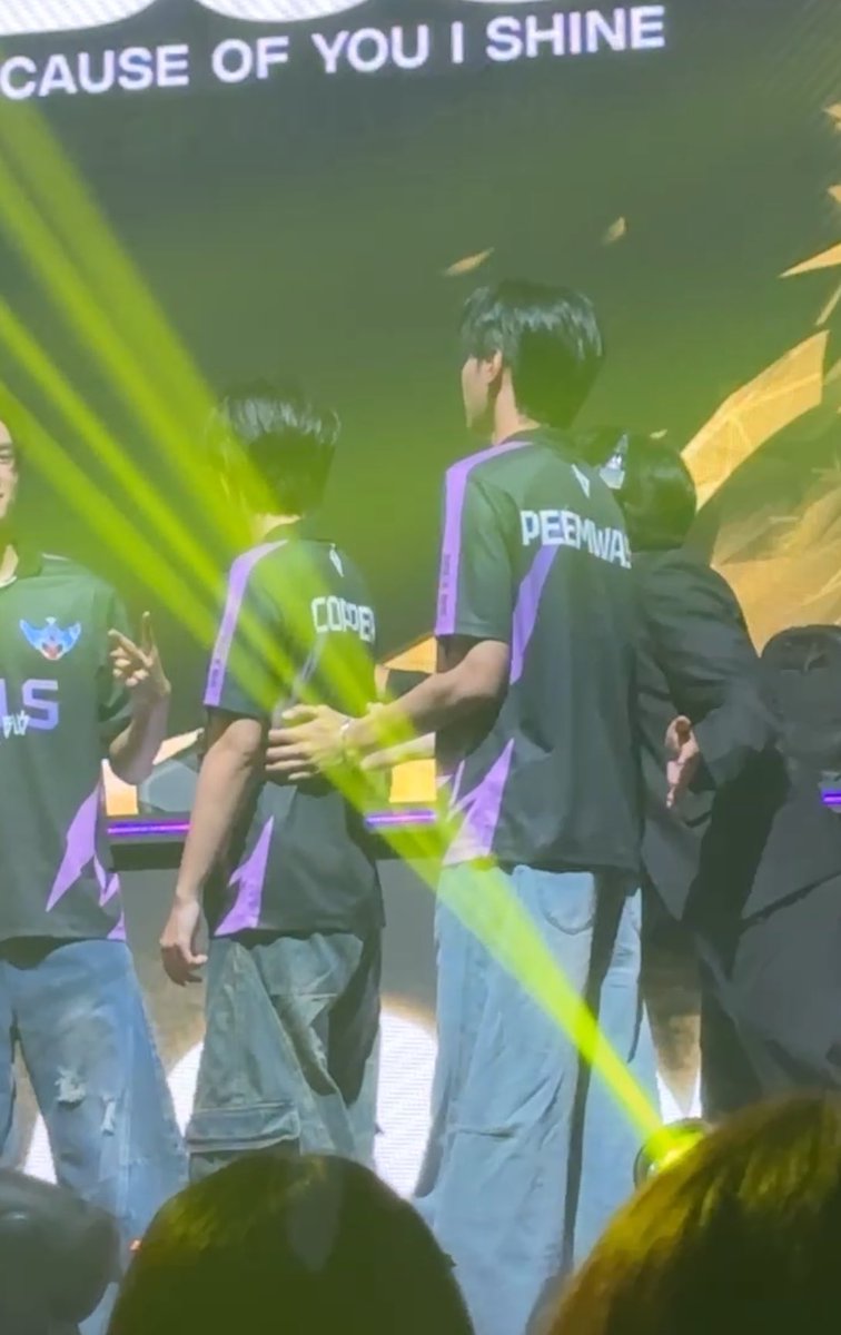 อหหหหหหหห หลังกล้องไฟท์เต้อกับแครี่มีซัมติงแน่ๆ อหหหหหห
#ข้าวผัดหมี่เย็น
#COPPERdechawat #PEEMWASU 
#ROVxBUS #RoVTPOPshowmatch