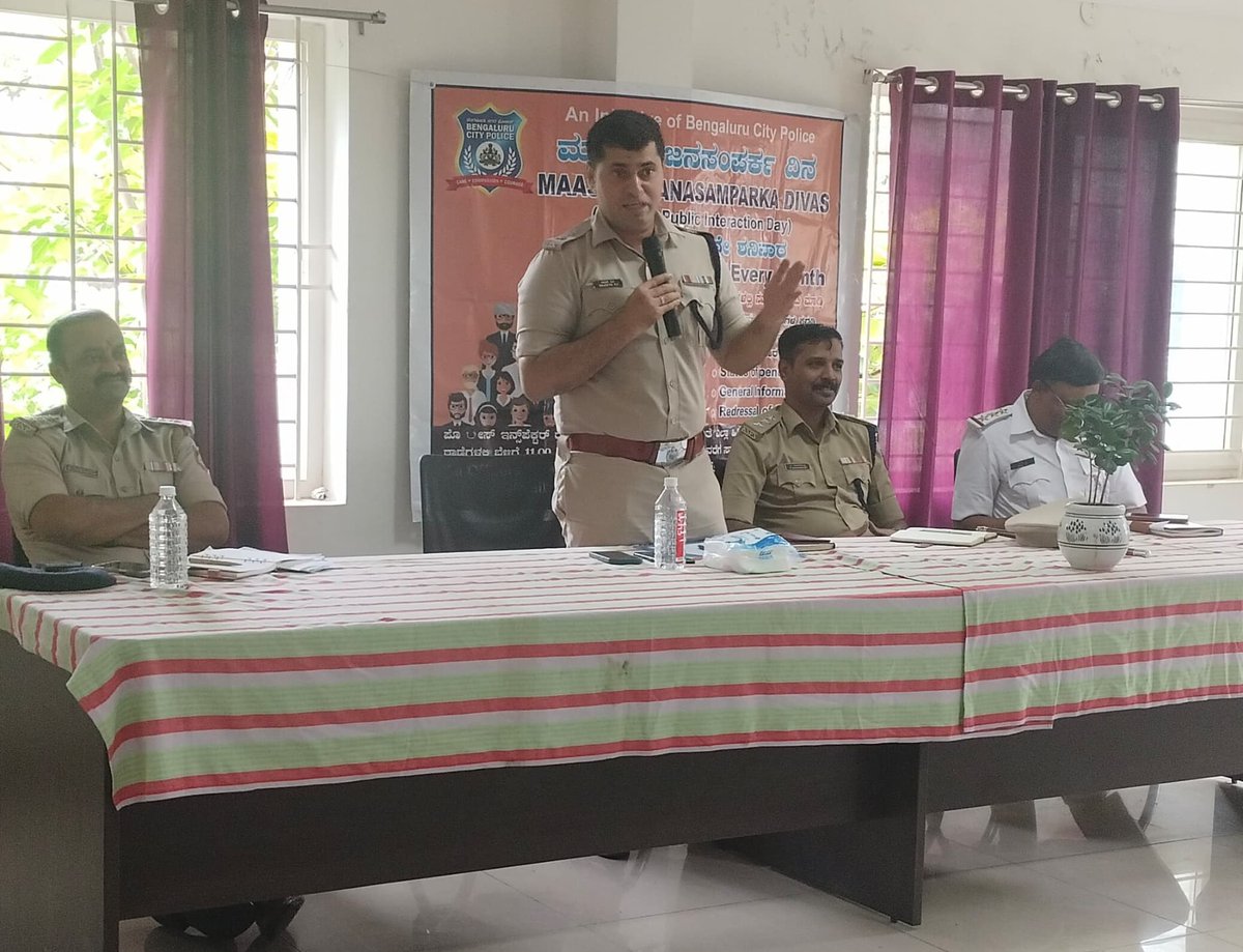 DCPNEBCP's tweet photo. #MeetTheBCP

ಈಶಾನ್ಯ ವಿಭಾಗದ ಎಲ್ಲಾ ಪೊಲೀಸ್‌ ಠಾಣೆಗಳಲ್ಲಿ ಇಂದು #ಮಾಸಿಕಜನಸಂಪರ್ಕಸಭೆ ಗಳನ್ನು ಆಯೋಜಿಸಲಾಗಿತ್ತು.
@kothanurups ಪೊಲೀಸ್‌ ಠಾಣೆಯ ಸಭೆಯಲ್ಲಿ ಭಾಗವಹಿಸಿ #ಕೊತ್ತನೂರು ಪೊಲೀಸ್‌ ಠಾಣಾ ಸರಹದ್ದಿನ ಸಾರ್ವಜನಿಕರ ಕುಂದು ಕೊರತೆಗಳನ್ನು ಆಲಿಸಿ, ಪರಿಹರಿಸಲು ಸೂಕ್ತ ಕ್ರಮ ಕೈಗೊಳ್ಳುವುದಾಗಿ ಭರವಸೆ ನೀಡಲಾಯಿತು.

#HereToHelp https://t.co/1NJnVAyN3a