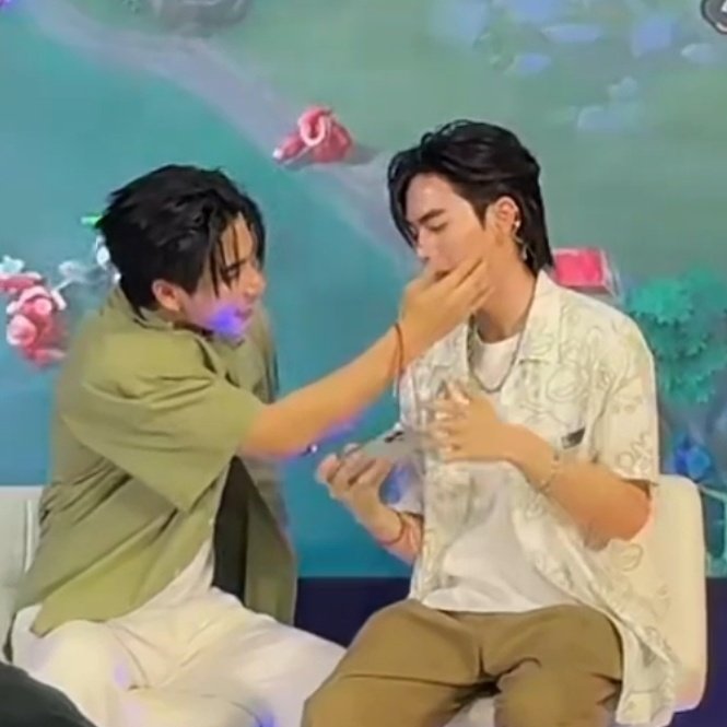 mainlyperth's tweet photo. the placement of their hands, PLEASE??? well, nvm that's normal 😌

PERTHSANTA OPPO EVENT
#Reno14SeriesTHxPerthSanta https://t.co/pQhAb2cRmx