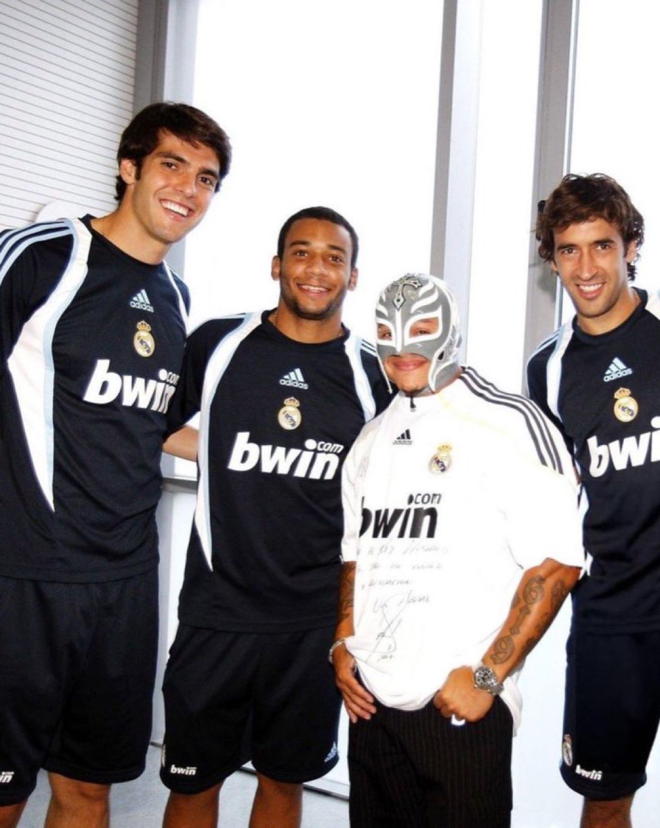 Quand Rey Mysterio posait avec les joueurs du Real Madrid en 2009 📸