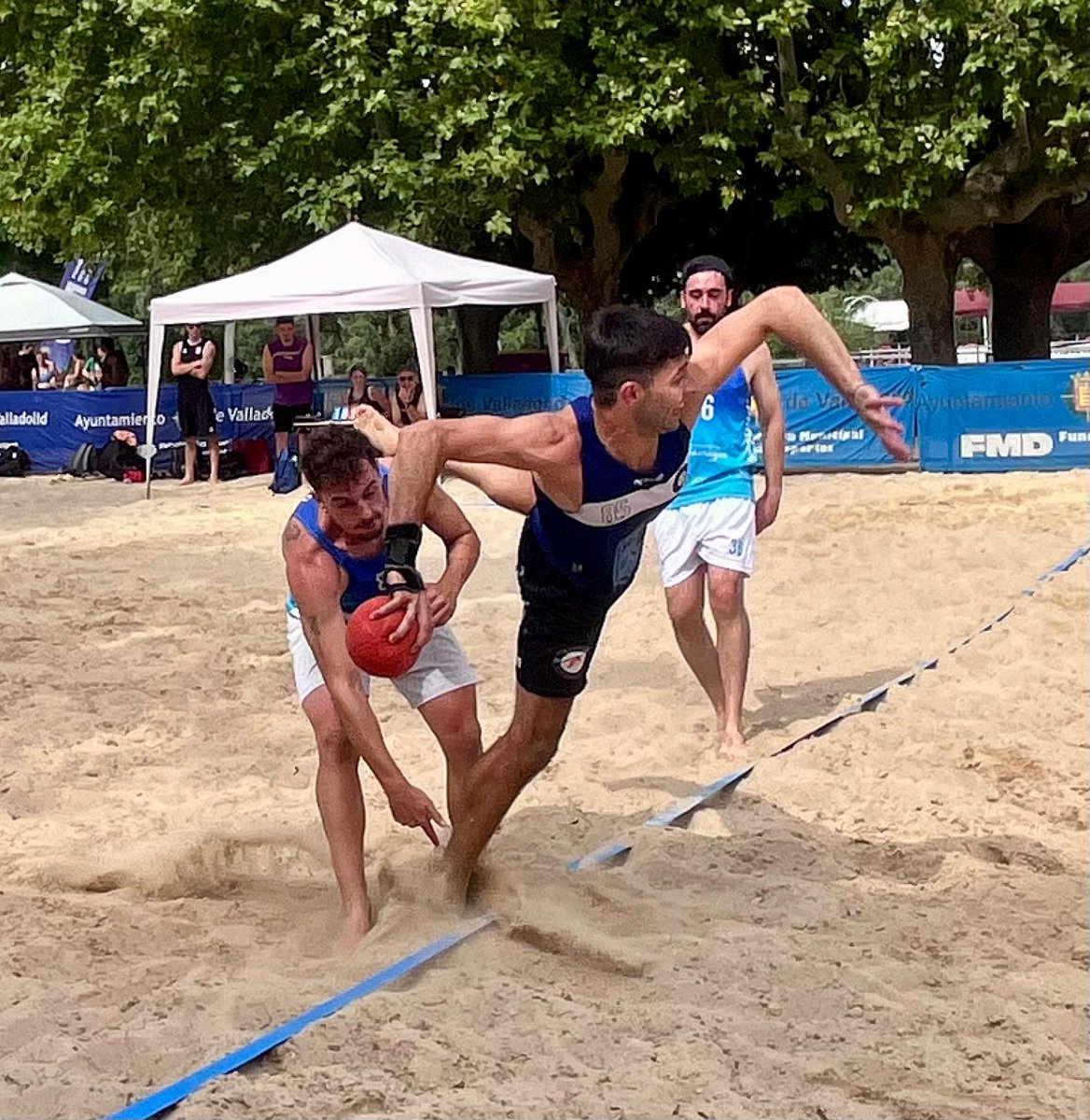 DeportesVLL (@deportesvll) on Twitter photo Qué buen ambiente se respira en el VII Arena playa Ciudad de Valladolid.
Si no conoces el balonmano playa, puedes acercarte a Las Moreras hoy y mañana por la mañana con las finales.
<a href="/AyuntamientoVLL/">Ayto. de Valladolid</a> <a href="/FCYLBM/">Federación de Castilla y León de Balonmano</a> <a href="/mundobmplaya/">Mundo BalonmanoPlaya</a> Qué buen ambiente se respira en el VII Arena playa Ciudad de Valladolid.
Si no conoces el balonmano playa, puedes acercarte a Las Moreras hoy y mañana por la mañana con las finales.
<a href="/AyuntamientoVLL/">Ayto. de Valladolid</a> <a href="/FCYLBM/">Federación de Castilla y León de Balonmano</a> <a href="/mundobmplaya/">Mundo BalonmanoPlaya</a>