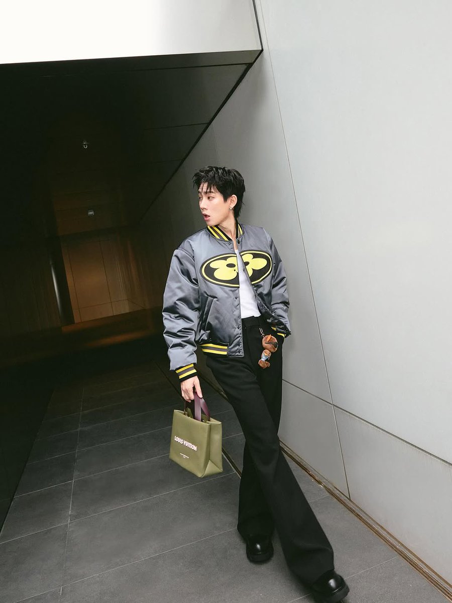 คุณพี่นายแบบเขามองข้างเก่งนะคะ 

#louisvuitton #LVMenFW25
#OffJumpol #ออฟจุมพล