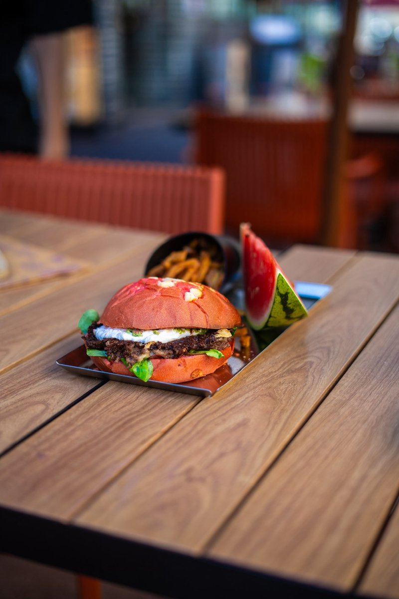 😎LE SUMMER BURGOUZZ DÉBARQUE AUJOURD’HUI ! 

Et en deux versions :

🍉 Pastèque ou 🍈 Melon. 
Tu prends lequel ? 

•Bun pastèque ou melon et son topping fêta 🧀
•Sauce verde au basilic, piment doux &amp; mascarpone
•Une demi burrata fraîche 🤍
•Double steaks smashés et son gouda