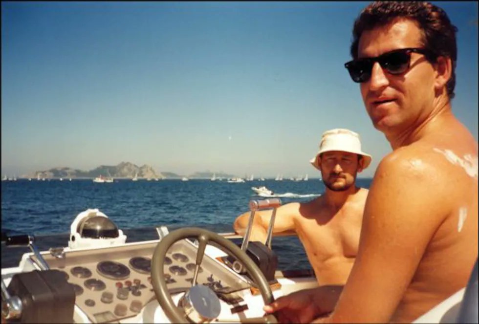 El que aparece en la foto con Marcial Dorado no es el suegro, ni el hermano, ni el cuñado de Feijóo. Es Feijóo.