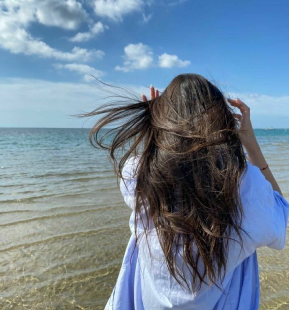 لوگ پوچھتے ہیں
تم کون ہو؟
کیوں سب کے لیے سوچتی ہو؟
خود کو ہلکان کرتی ہو؟
میں ہنستی ہوں—
کاش وہ سمجھ پاتے
میں وہ ہوں جومحبت کو عبادت جانتی ہے
کبھی سوچتی ہوں—
کاش کوئی مجھ سے یہ نہ پوچھے
تم کون ہو؟
بلکہ یہ کہے
کہ ہاں تم صرف محبت ہو
بے لوث،  بےحد،  بےنام  محبت۔

#اردو_زبان
#X_promo