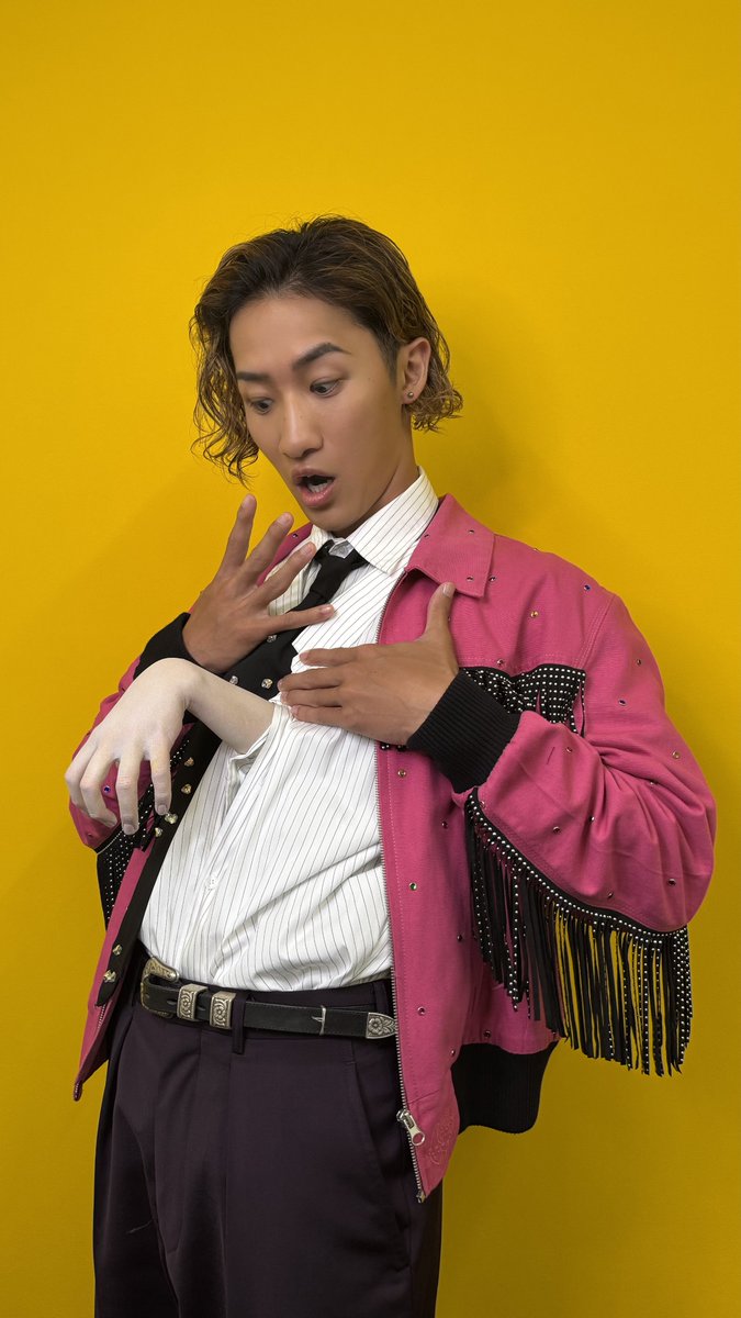 🗒️今週のお題📸
🖐️“ゾクゾク”する手のポーズを決めてみよう！

💛胸元からひょっこり？
💜モデル風に頭上ポーズ
🤍ぎゅっとにぎにぎ

3人の個性が光るショット、ぜひチェックを✨

#事故物件ゾク 
#岩本照 #深澤辰哉 #ラウール
#SnowMan #SnowMan_SERIOUS