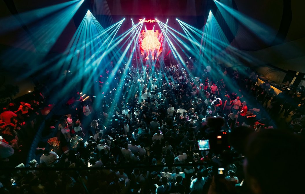 El club mallorquín Amok presenta su programación más electrónica para este verano tinyurl.com/yc6hf28c