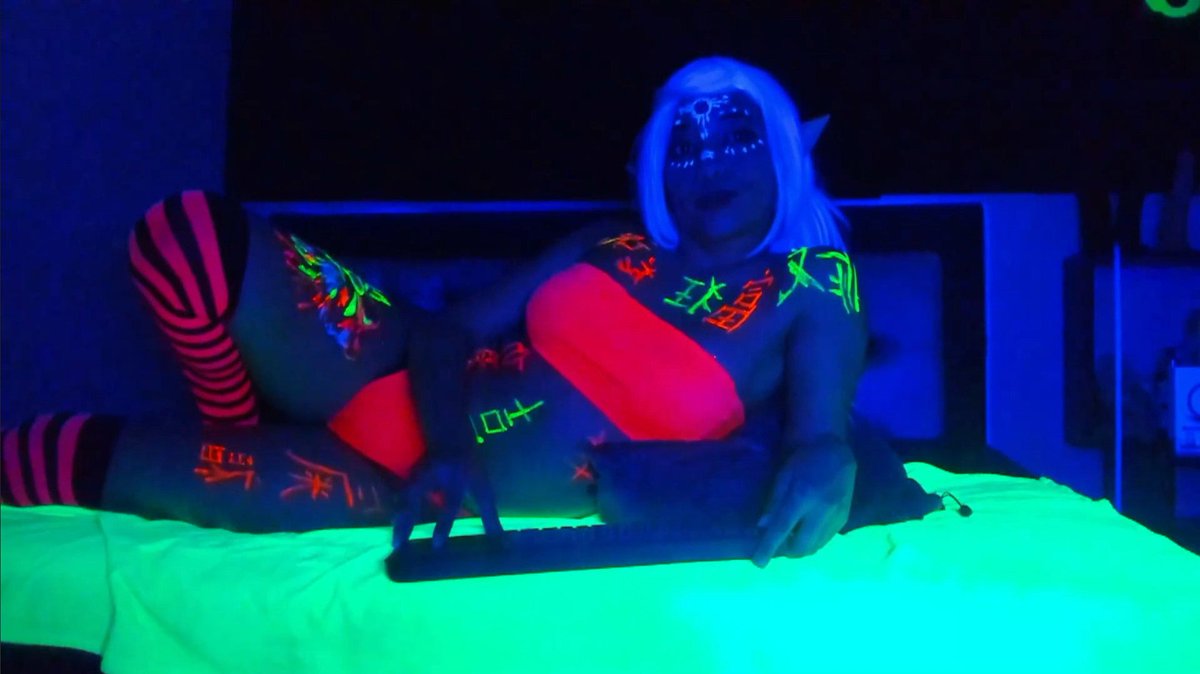 Sexy Fandom: A Neon Elvish Fantasy Starring Loredepp sexyfandom.com/archives/2025/…