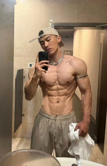 หุ่นลีนซิกแพคแน่นกล้ามก็แน่น มีจุกแน่นบอกเลย
กดไปดู s.shopee.co.th/AKPXVLHKGz