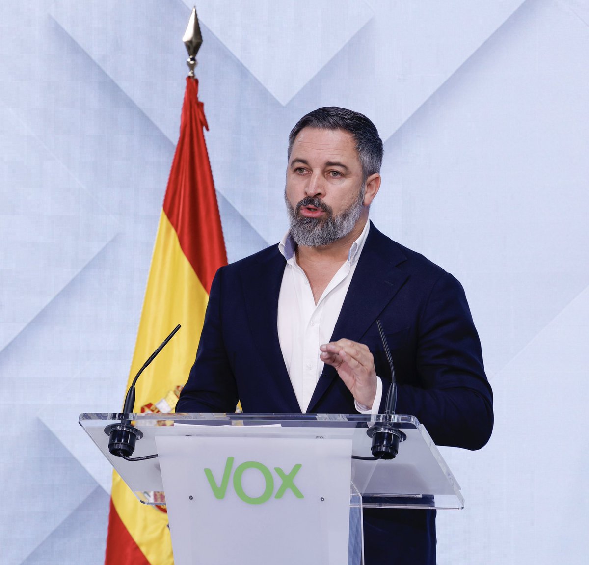 resist_lusitana's tweet image. 🚨 🇪🇸 | Partido VOX sobe 6% para 19% na mais recente sondagem, uma semana depois de defender a deportação de milhões de imigrantes.
A Europa e os Europeus querem remigração ✈️