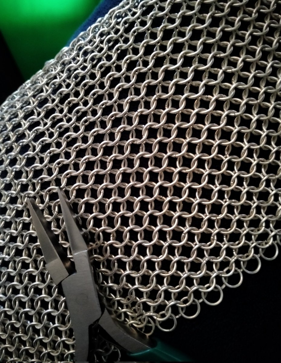 kristin_morgue's tweet image. Nothing like some cozy Saturday crafting ⛓️

#chainmaille #crafter #handcrafted #chainmail