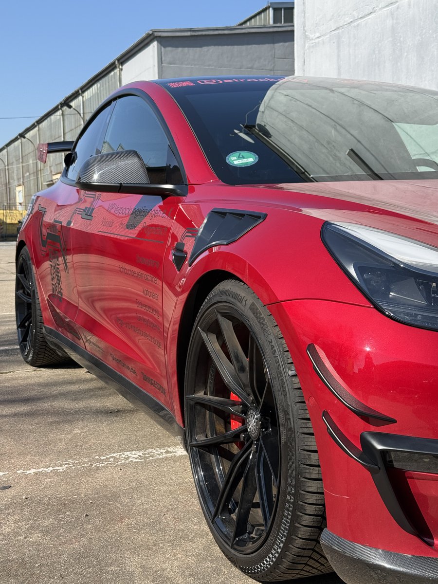 eTrackday's tweet image. Canards und Kotflügelentlüftungen von Speed Engineering sind jetzt in Schwarz. Die Spiegel zieren neue Carbon-Kappen. Farbkonzept: Rot, Schwarz und Carbon. #tuning #modifiedtesla #teslatuning #tuningcar #teslamodel3 #tesla #tracktool #speedengineering