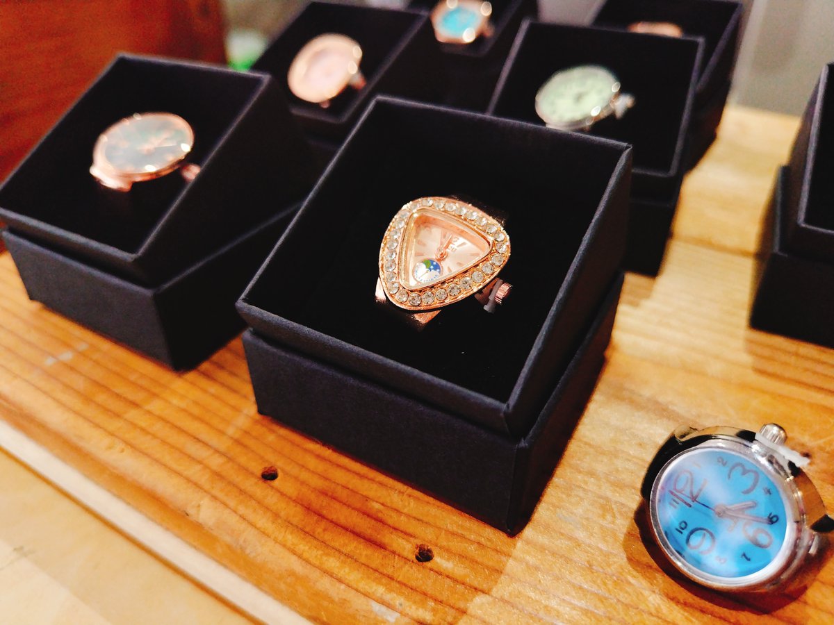 腕時計にしては
＼小さいなぁ…？🤔／

実はこれ、アクセサリーとしての美しさと
時計の利便性とを兼ね備えた
💍指輪のようにつけられる
フィンガーウォッチなんです⌚

kokokumu(ココクム)さん
￣￣￣￣￣￣￣￣￣￣￣￣
📅7/10(木)～14(月)、17(木)18(金)
※15(火)16(水)はお休み
🏢1Fエントランス