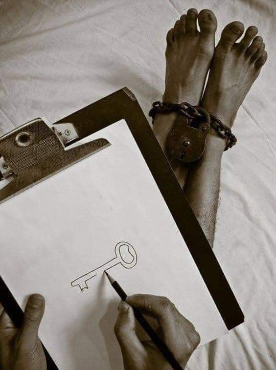 (الاسلام جعلني معززة ومكرمة)

تلبس بنطال ضيق وحجاب
تلبس قميص ترفع اكمامه
تحط عطر برا بالسر
تحط افتار بنات بدون حجاب
وتسمع اغاني وتشوف المسلسلات
وتحط مكياج
بداخلها ترغب الحريةوتمارس فطرتها
وتضحك على الله تبعها والناس انها مازالت مسلمةومحجبة
هاد المرض النفسي يلي خلفتوه يامسلمين