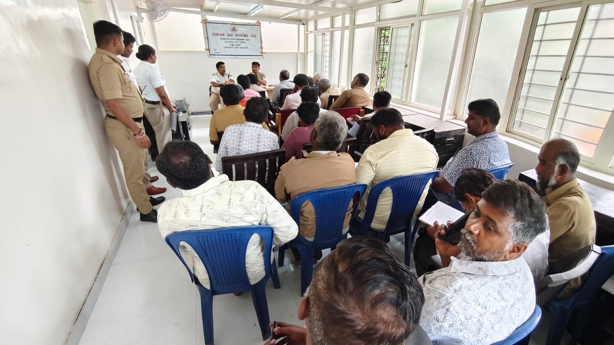 ಕೆ.ಜಿ ನಗರ ಪೊಲೀಸ್‌ ಠಾಣೆಯಲ್ಲಿ ಆಯೋಜಿಸಲಾಗಿದ್ದ #ಮಾಸಿಕಜನಸಂಪರ್ಕದಿವಸ ಸಭೆಯಲ್ಲಿ ಸ್ಥಳೀಯ ನಾಗರೀಕರ ಕುಂದುಕೊರತೆಗಳನ್ನು ಆಲಿಸಿ, ಪರಿಹರಿಸಲು ಸೂಕ್ತ ಕ್ರಮಗಳನ್ನು ಕೈಗೊಳ್ಳುವುದಾಗಿ ಭರವಸೆ ನೀಡಲಾಯಿತು <a href="/BlrCityPolice/">ಬೆಂಗಳೂರು ನಗರ ಪೊಲೀಸ್‌ BengaluruCityPolice</a> <a href="/DCPSouthBCP/">DCP SOUTH</a>