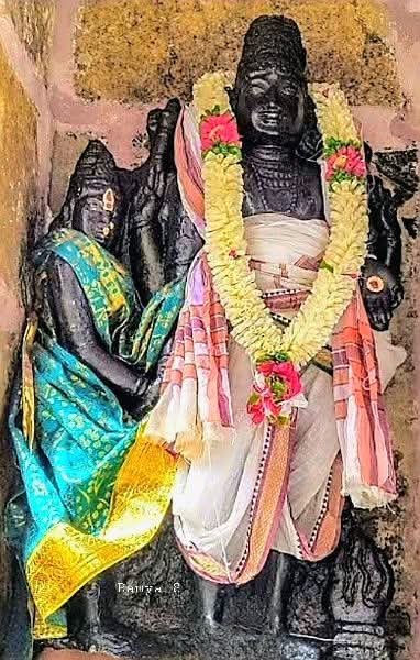 🪷 MЄЄƝƛ ƖƳЄƦ 🪷 (@maha_periyavaa) on Twitter photo அச்சுதமங்கலம் சோமநாதர் கோவில்
திருமணத்தின் போது #சிவபெருமான், #பார்வதி தேவியின் கரத்தை பற்றிக்கொண்டு #அக்னி குண்டத்தை வலம் வரும் அரிய காட்சி..!!
சிவபார்வதி திருமணம் நடந்தபோது, அவர்களுடைய வயதை பற்றிய அரிய தகவல் என்னவென்று உங்களுக்கு தெரியுமா..??
#கும்பகோணம் #நன்னிலம் சாலையில், அச்சுதமங்கலம் சோமநாதர் கோவில்
திருமணத்தின் போது #சிவபெருமான், #பார்வதி தேவியின் கரத்தை பற்றிக்கொண்டு #அக்னி குண்டத்தை வலம் வரும் அரிய காட்சி..!!
சிவபார்வதி திருமணம் நடந்தபோது, அவர்களுடைய வயதை பற்றிய அரிய தகவல் என்னவென்று உங்களுக்கு தெரியுமா..??
#கும்பகோணம் #நன்னிலம் சாலையில்,