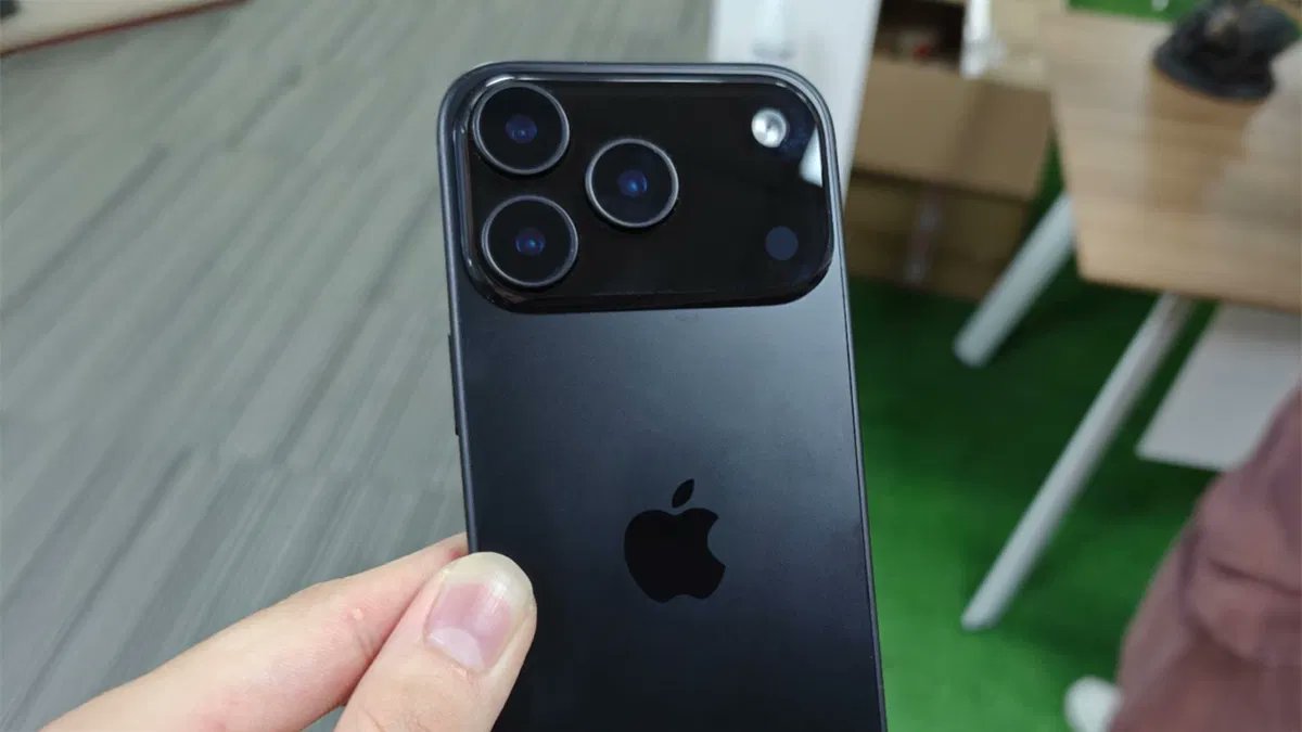 gearrice_com's tweet image. iPhone 17 Pro Leaks Reveal Massive Camera Bar, Shifted Apple Logo &amp;amp; MagSafe Redesign – A Bold New iPhone Look! 📱 #iPhone17Pro #DesignRevolution