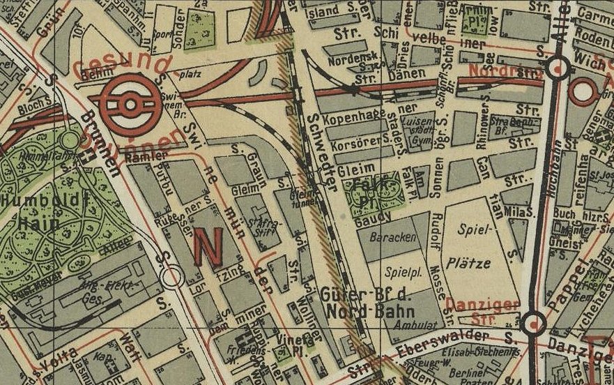 Straßen-Umbenennungen
1903 - 1920 Sonnenburger Straße
1920 - 1935 Rudolf-Mosse-Straße
1935 - 1945 Sonnenburger
nach 1945 Friedrich-Ludwig-Jahnsportpark.

Teilstück Eberswalder Straße bis Topsstraße
nach 1945 Topsstr. /Eberswalder 
2025 -   Emilie-Mosse-Straße 2,4