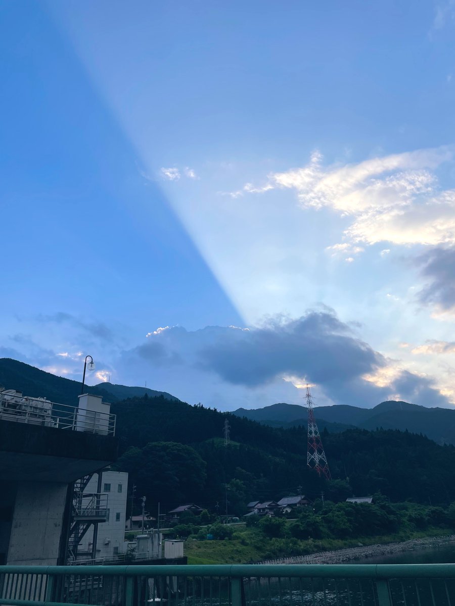 __taka23__'s tweet image. フィルターON／OFFのような今日の空
