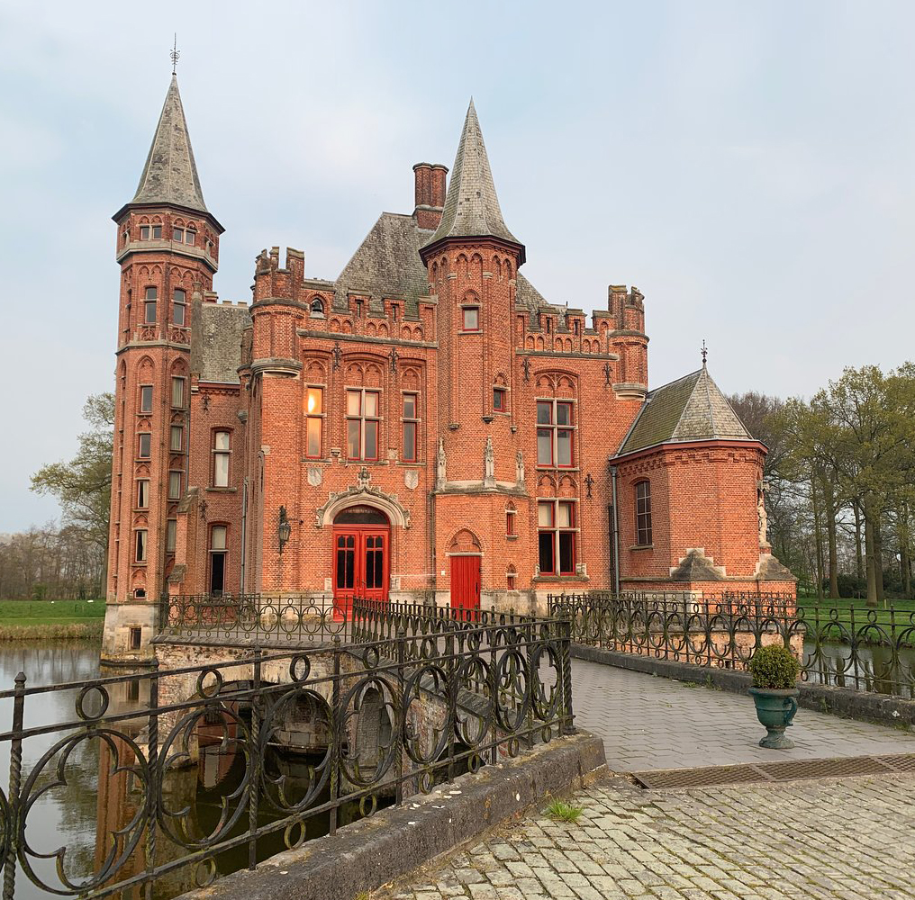 dutchbuildings's tweet photo. "Kasteel Ten Berghe", located in #Koolkerke (West-Vlaanderen), near Brugge, was first mentioned in 1267 as a lordship seat. Owned by families Walhier, Van Rooden, Despaers, de Croeser de Berges, and van Caloen, it was burned down in 1490 during the Flemish Revolt. Rebuilt and expanded in 1877 in neo-gothic style by architect Joseph Schadde, it is set in a private English landscape-style estate with an ice cellar and gloriëtte.