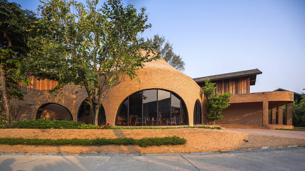 w_emerg's tweet image. How can a spa retreat reflect ancient Thai heritage? 🇹🇭 In Chiang Saen, Studio Miti&apos;s Athita Pool Villa blends undulating brick walls, timber louvers &amp;amp; village-inspired paths into a serene, contemporary tribute to vernacular design.
#ChiangSaen #Thai #BrickArchitecture #Timber