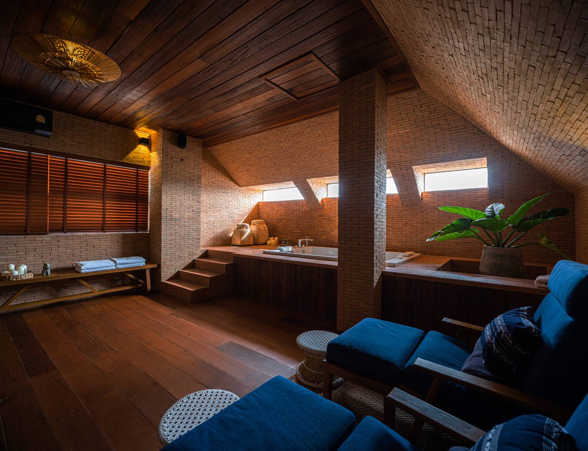 w_emerg's tweet image. How can a spa retreat reflect ancient Thai heritage? 🇹🇭 In Chiang Saen, Studio Miti&apos;s Athita Pool Villa blends undulating brick walls, timber louvers &amp;amp; village-inspired paths into a serene, contemporary tribute to vernacular design.
#ChiangSaen #Thai #BrickArchitecture #Timber