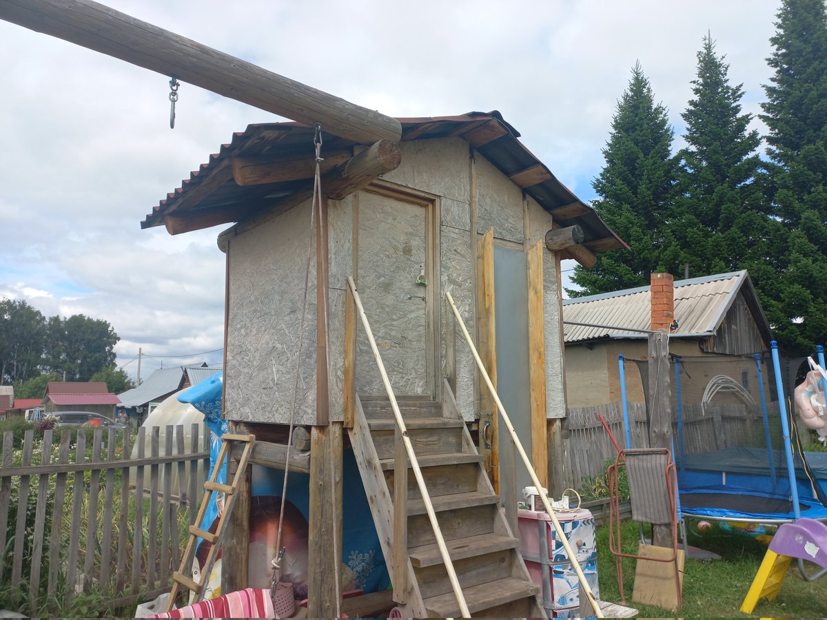 Belk_Ing's tweet photo. пытаюсь занимать себя общественно полезными делами на даче. детский домик пал первой жертвой, на очереди забор https://t.co/HMYtiCR0XU