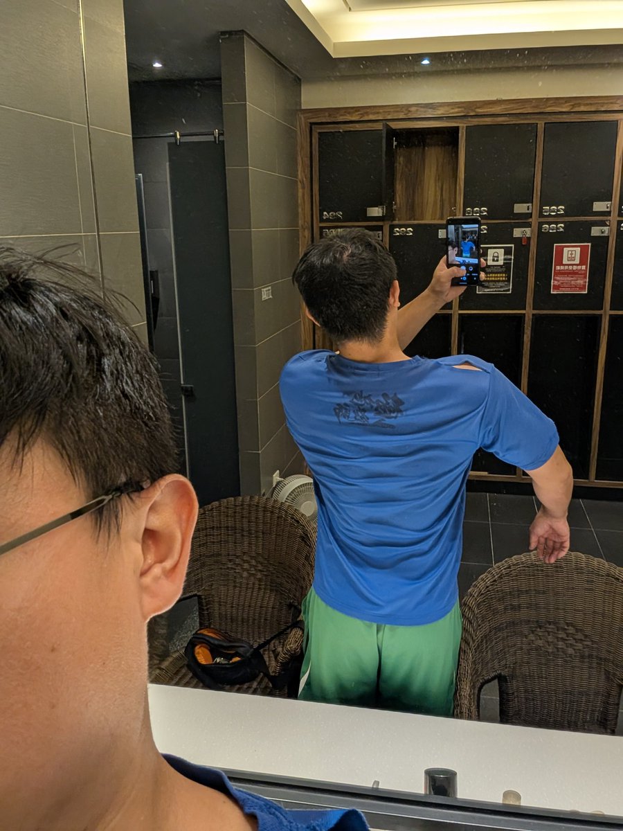 運動到一半發現衣服破掉了，小露香肩運動？哈哈