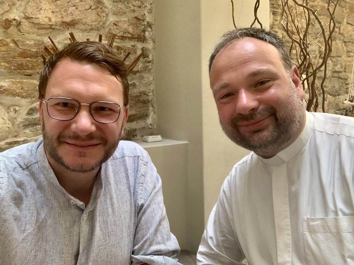 marianwendt's tweet image. Auf Syros, wo katholische und orthodoxe Christen seit Jahrhunderten gemeinsam leben, habe ich mit @PaterNikodemus über die Lage der Christen im Nahen Osten gesprochen – und über Griechenlands Rolle als deren Schutzmacht. Auch wenn die Situation nicht einfach ist; als Christen…