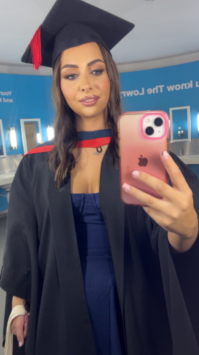 MillyLloyd3's tweet photo. Graduated🤍🎓 https://t.co/vN6WEwn5jW