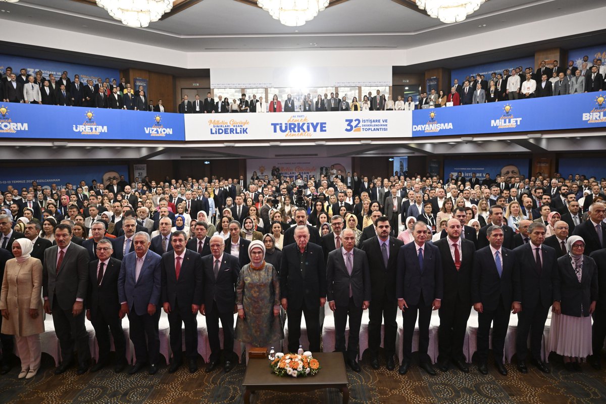 Dr. Osman Aşkın Bak (@oa_bak) on Twitter photo Cumhurbaşkanımız <a href="/RTErdogan/">Recep Tayyip Erdoğan</a>'ın liderliğinde gerçekleştirilen AK Parti’mizin 32’nci İstişare ve Değerlendirme Toplantısı’ndayız.
"Bugün, yeni bir gündür. Bugün, tarihte yeni bir sayfa açılmıştır. Bugün, büyük Türkiye’nin, güçlü Türkiye’nin, Türkiye Yüzyılı’nın kapıları ardına Cumhurbaşkanımız <a href="/RTErdogan/">Recep Tayyip Erdoğan</a>'ın liderliğinde gerçekleştirilen AK Parti’mizin 32’nci İstişare ve Değerlendirme Toplantısı’ndayız.
"Bugün, yeni bir gündür. Bugün, tarihte yeni bir sayfa açılmıştır. Bugün, büyük Türkiye’nin, güçlü Türkiye’nin, Türkiye Yüzyılı’nın kapıları ardına
