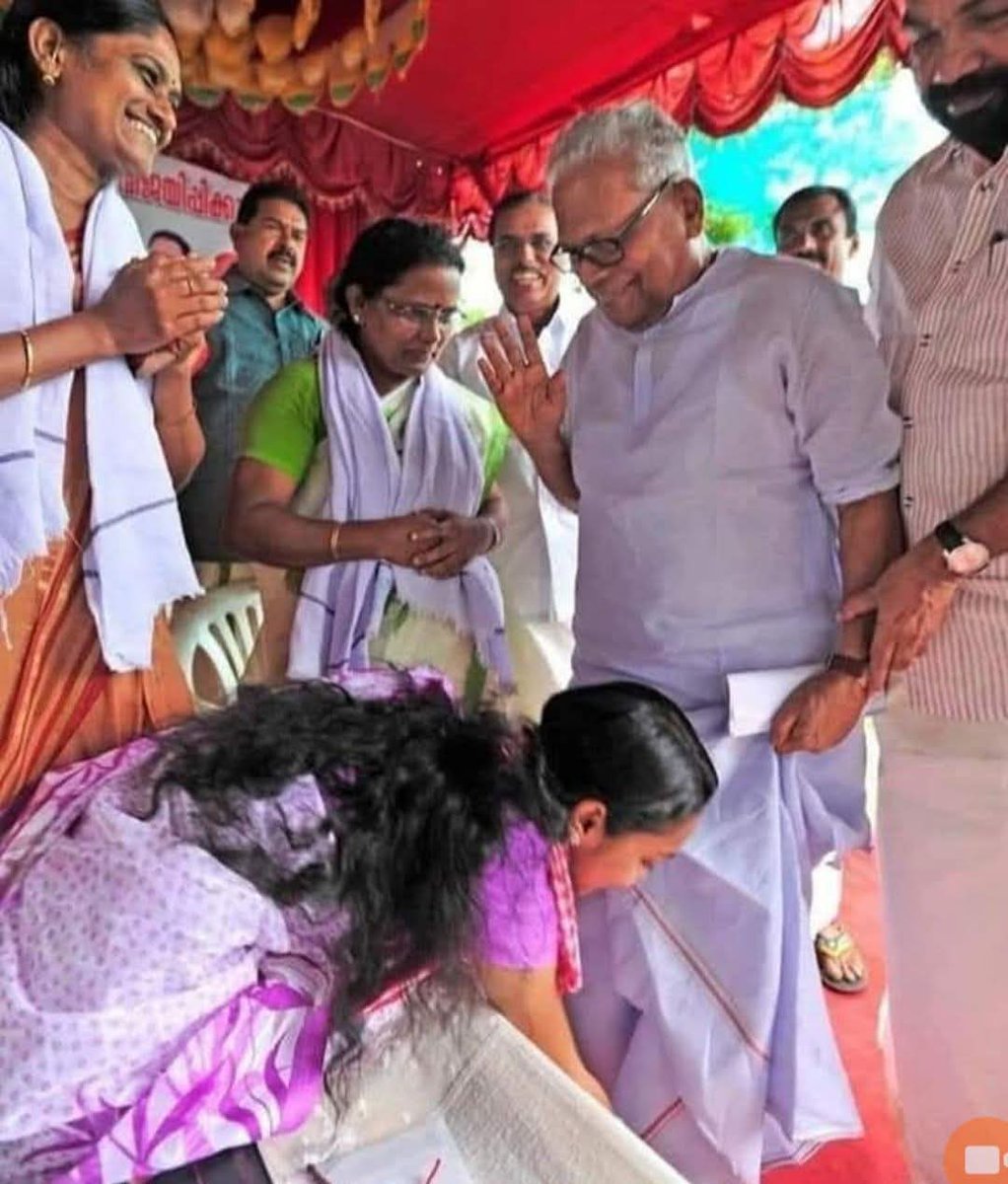 VinodKu79039229's tweet image. പാദപൂജ നമ്മക്ക് പണ്ടേ ഹറാമാണ് 😁
വിശദീകരണം തേടിയ ശിവൻകുട്ടിയണ്ണനല്ലേ കൂടെ നിൽക്കുന്നത് 🤔
പുല്ല് സിസിടിവി യും ക്യാമറയുമൊന്നും വേണ്ടായിരുന്നു 😏