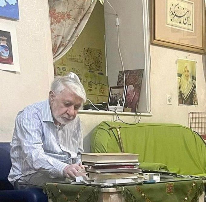 hamiidsadegh's tweet image. تابلوی «این نیز بگذرد» زیبنده‌ی هر اتاقی است، غیر از اتاق شما! «خیانت» لکه‌ای است که گذر زمان رفعش نمی‌کند.
بلکه هرچه بگذرد، نمایان‌تر می‌شود.