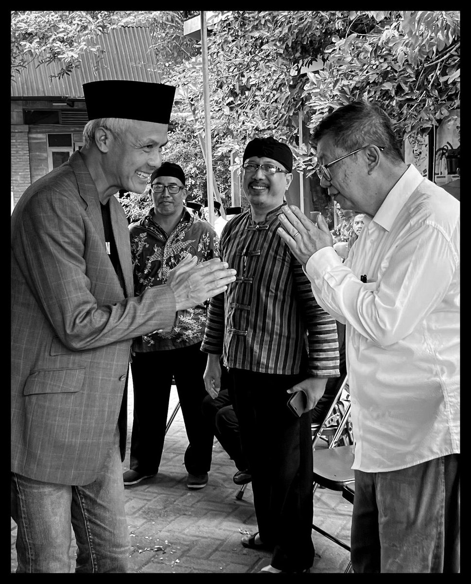 Innalillahiwainnailaihirojiun, kulo bersaksi KH Muhammad Imam Aziz tiang sae. Mugi beliau husnul khatimah. Aamiin.