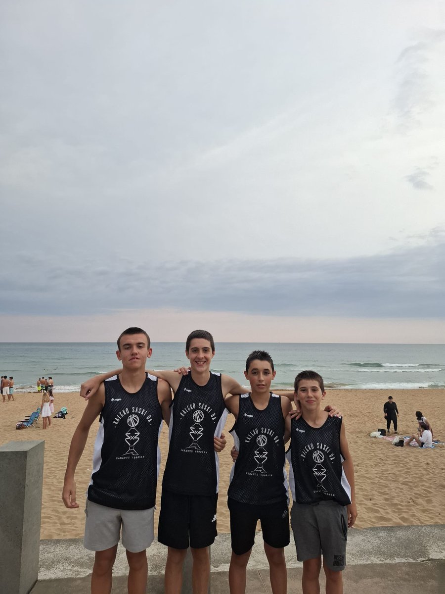 iraurgisb's tweet image. 🏀 Zarautzko 3x3 Txapelketan ere ordezkaritza izan dugu!
🏆 Junior nesketan txapeldun eta kadete nesketan ere azpitxapeldun.
👉🏻 Mutilak ere ederki arratsalde ederra pasatuz.