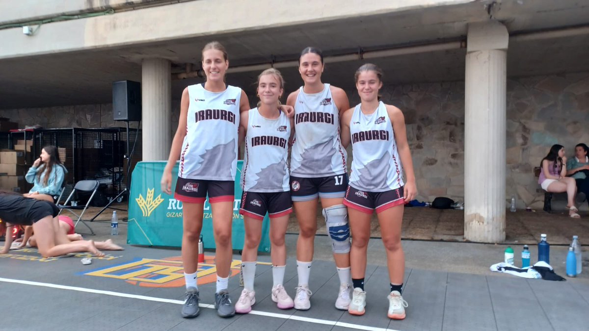 iraurgisb's tweet image. 🏀 Zarautzko 3x3 Txapelketan ere ordezkaritza izan dugu!
🏆 Junior nesketan txapeldun eta kadete nesketan ere azpitxapeldun.
👉🏻 Mutilak ere ederki arratsalde ederra pasatuz.