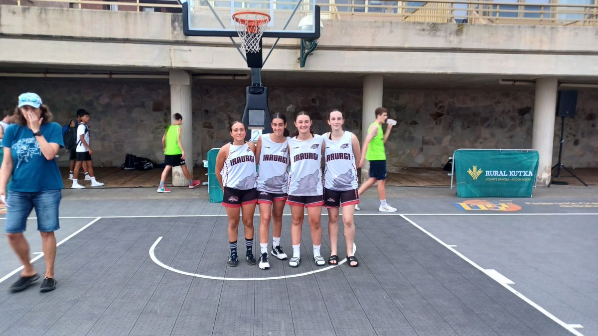 iraurgisb's tweet image. 🏀 Zarautzko 3x3 Txapelketan ere ordezkaritza izan dugu!
🏆 Junior nesketan txapeldun eta kadete nesketan ere azpitxapeldun.
👉🏻 Mutilak ere ederki arratsalde ederra pasatuz.