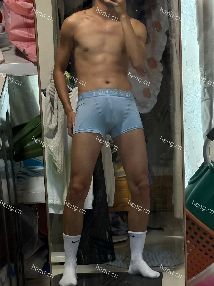 hengcn3's tweet photo. 什么级别 #白袜 #体育生 #白袜臭脚体育生 #腹肌 #男大 https://t.co/RNKeDaY8mn