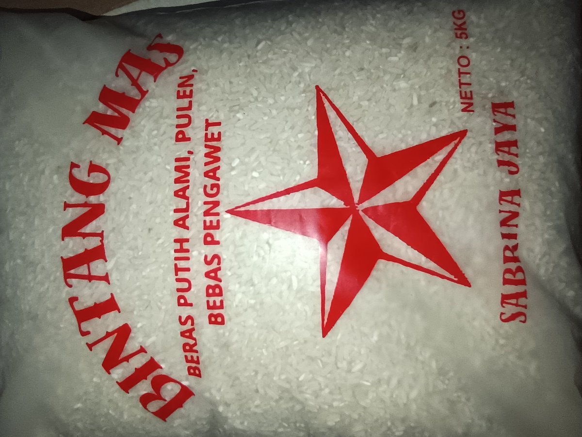 matchaluvfs's tweet image. Mending beli ini aja. Mamaku lagi produksi kecil²an beras. Asli dari petani desa lamongan (uti ku sendiri) 
5kg cuman 72k aja murmer xixixi