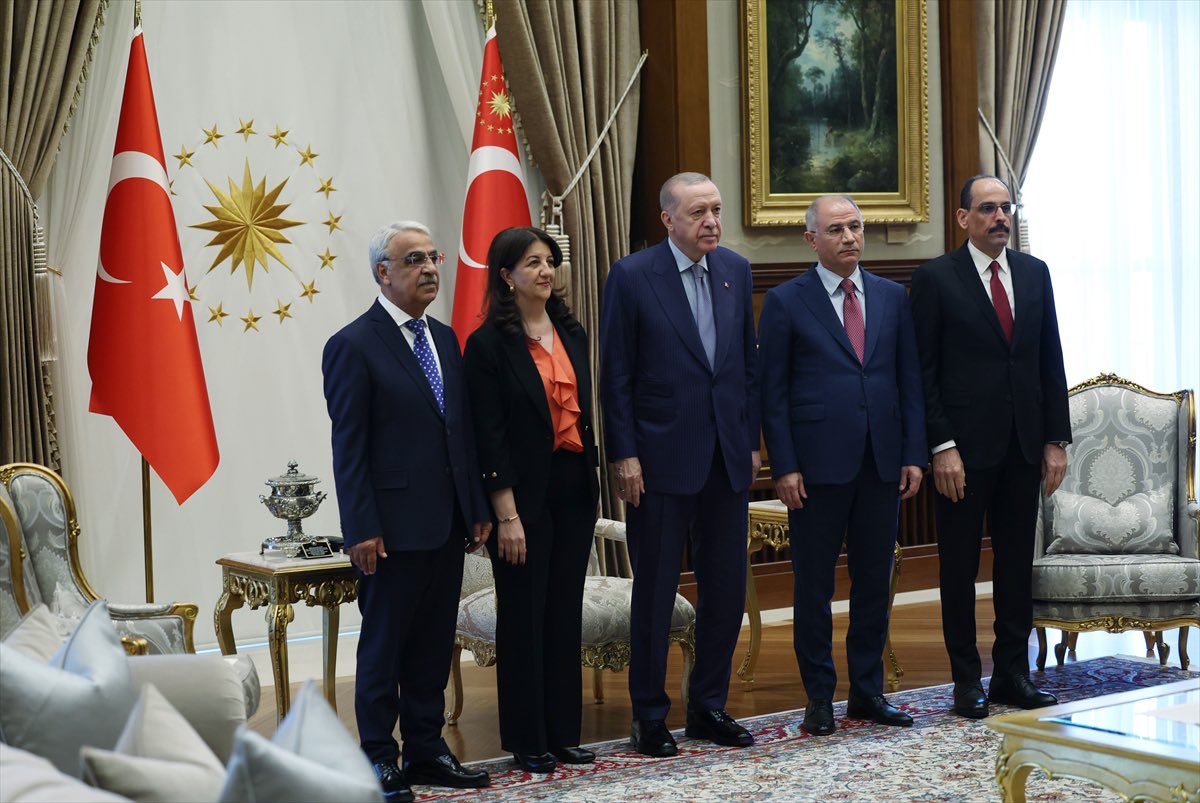 S_Luleci's tweet photo. Kadere bak kadere bak kimler kimlerle beraber
Bunjn hesabını kim verecek 
Akp Mhp Dem
#RecepTayyipErdoğan https://t.co/zUaIk6jIkz