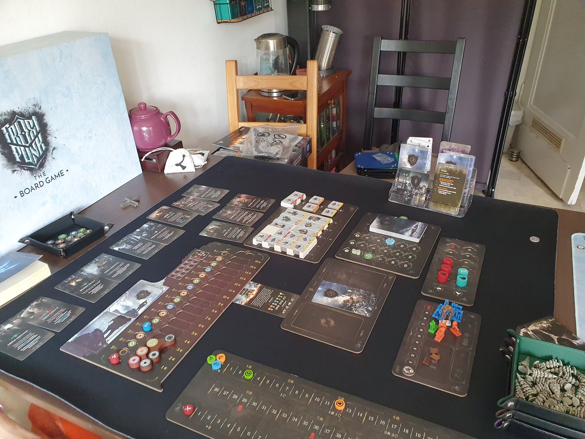 Frost punk spielenachmittag mit guten Freunden :)

#boardgames #frostpunk #friends