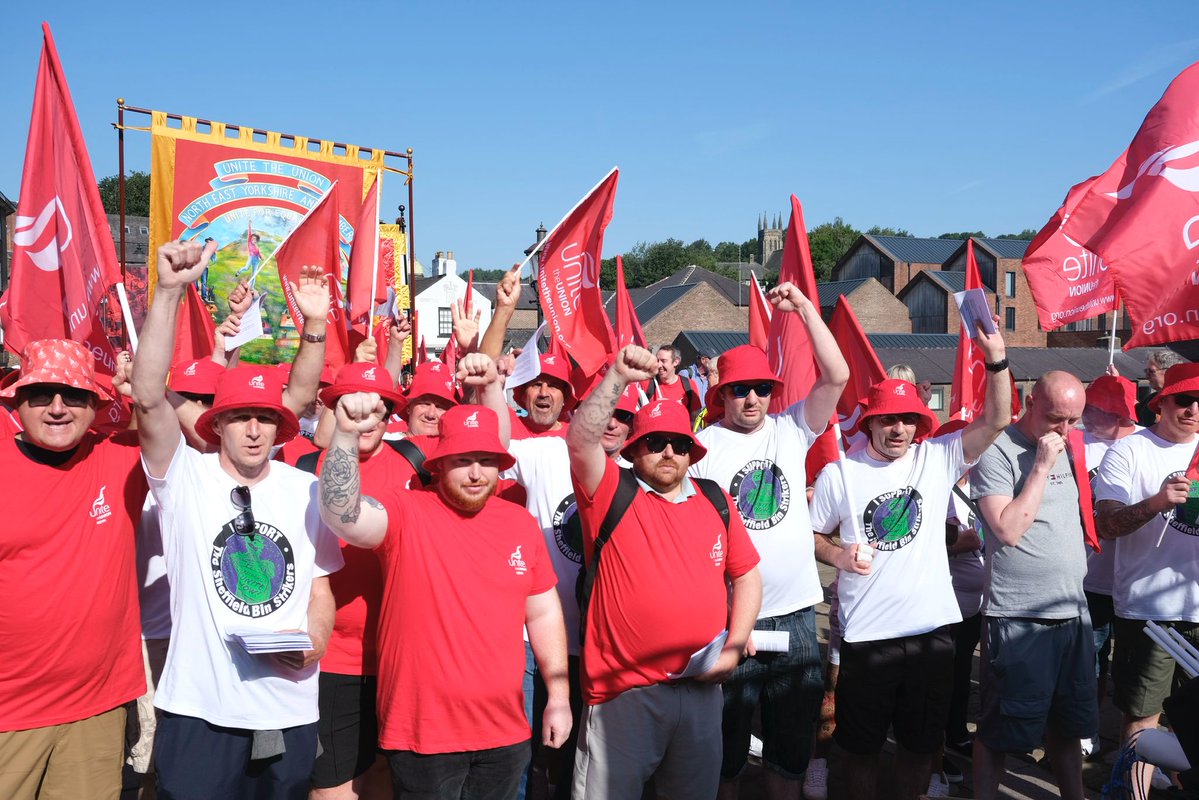 UniteNEYH's tweet image. The Lumley Street Warriors on Tour ✊
Proud to be marching with our members from Veolia in Sheffield, Birmingham City Council strikers and supportive the Kent Miners
So much support for the strikes 🥳