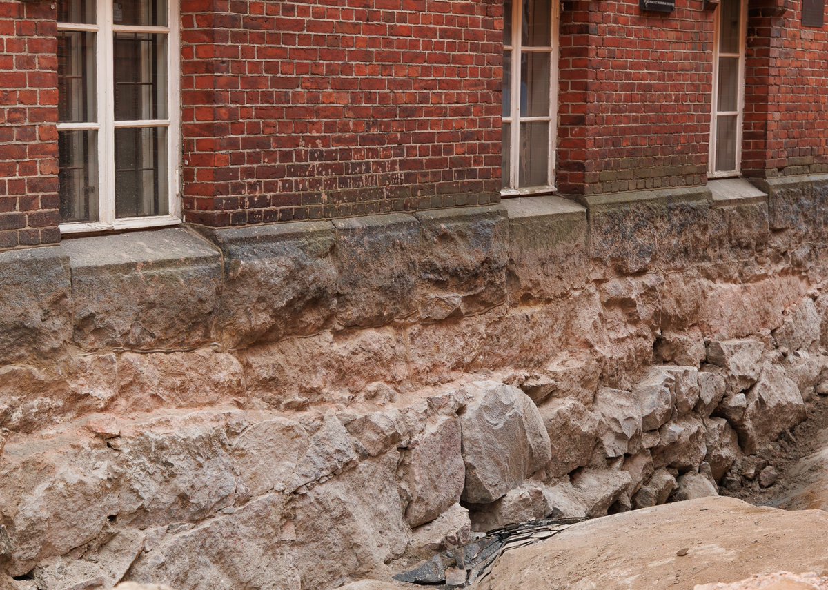 KRossinen's tweet image. Vanhan talon perusmuuri ja  kivijalka. Kestänyt yli 100 vuotta, nyt korjausrakentamista. #oldhouse #housefoundation #stonebase #build