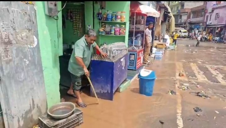 RamnagarUpdate's tweet image. रामनगर बस अड्डे में आई बरसात की बारिश और दुकानों के अंदर घुसा पानी और क्या कहा स्थानीय दुकानदारों द्वारा सुनिए.
 #OamrAbdullah #Surinderchoudhary #DrJatinderSingh #Udhampur #BalwantSinghMankotia #DcUdhampur #Pawankumargupta #Informationdepartmentudhampur  #sdmramnagar #MCRamnagar