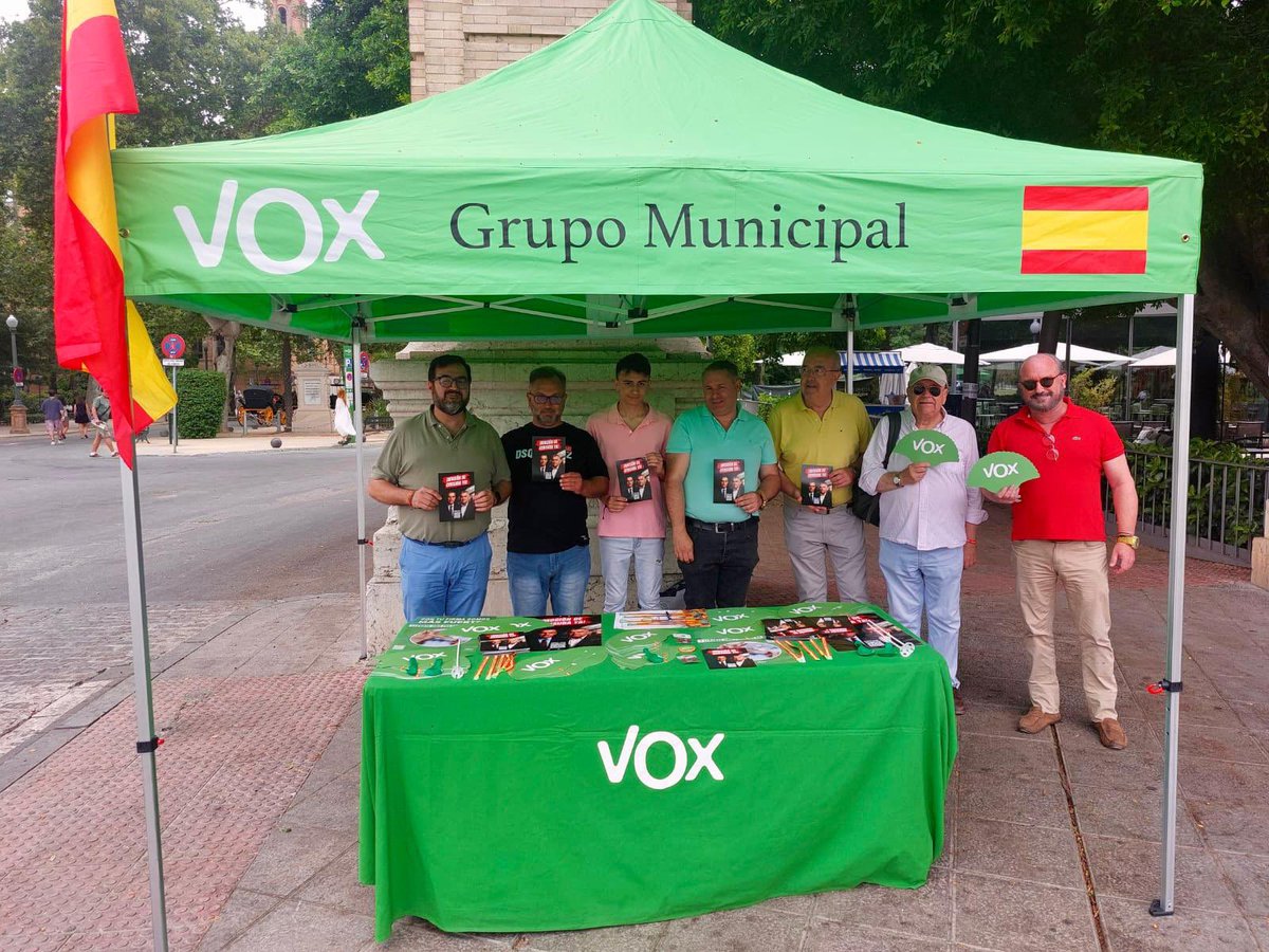 ‼️ Seguimos recogiendo firmas de sevillanos indignados para echar a Sánchez de la Moncloa !   

Esta mañana con los compañeros del distrito Sur dándolo todo. 🏆

¡ Aquí nadie lucha solo ! 💪🇪🇸