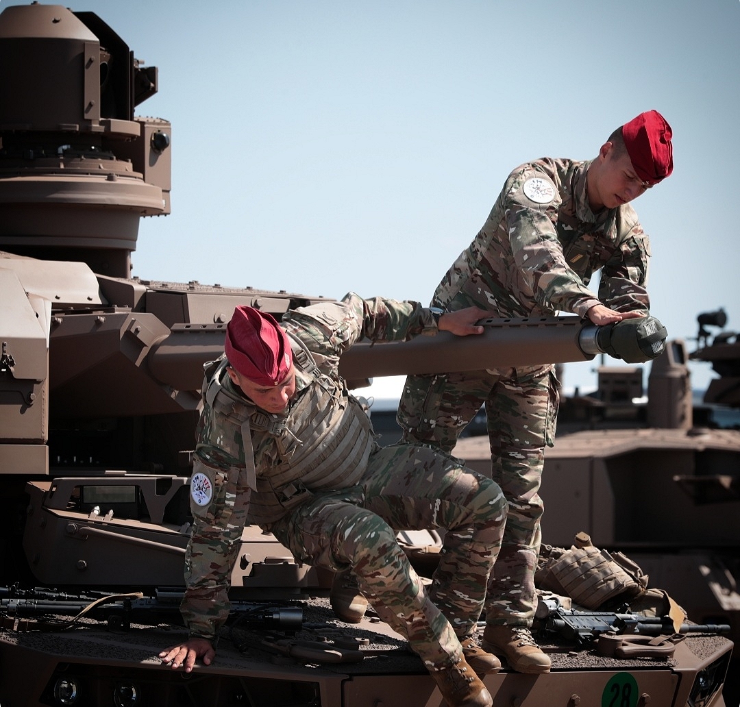 model_miniature's tweet image. Répétitions du 14 juillet 2025  à Brétigny : 11 Jaguar du 1er Régiment de Spahis. Magazines Military-Photo-Report disponible ici : model-miniature.com/category.php?i…
#jaguar #spahis #14juillet #bastilleday #france #french #frencharmy #armee #armeedeterre #soldier #shoot #shooting